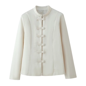 Elegante cremeweiße Damenjacke mit traditionellem Stehkragen und chinesischen Posamentenknöpfen
