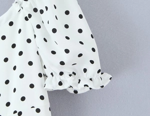 Detail der weißen Puffärmel mit schwarzen Punkten und Rüschenbündchen an diesem Kleid