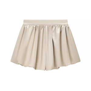 Detail van beige ballonrok met hoge taille, elegante plooien en satijnen textuur