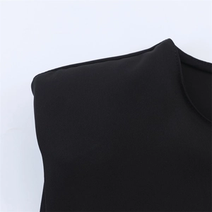 Détail du haut noir avec épaulettes et encolure ronde classique texture du tissu