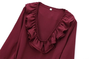 Détail d'une robe bordeaux à décolleté en V profond avec volants et tissu texturé S
