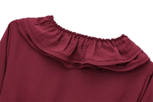 Détail du décolleté à volants rouge foncé en tissu de coton et lin texturé