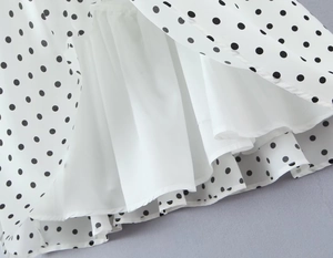 Detail der weißen Polka-Dot-Stoffs mit weichem Innenfutter und feiner Saumnaht