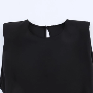 Robe noire sans manches pour femme avec épaulettes et boutonnière au dos
