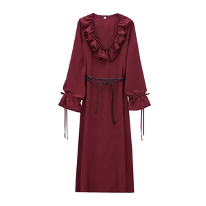Robe rouge foncé élégante à col en V avec volants superposés et ceinture noire