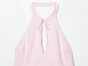 Détail de la robe licou rose clair avec décolleté en V plongeant et lien à nouer