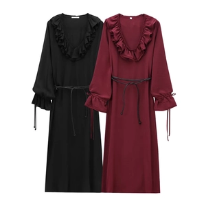 Robe femme col V à volants et manches longues en noir et bordeaux avec ceinture