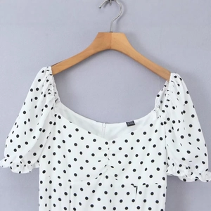 Weiße Damen-Polka-Dot-Bluse mit quadratischem Ausschnitt und Puffärmeln am Holzbügel