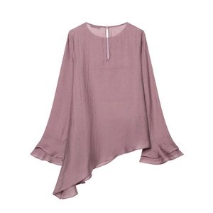 Détail du haut mauve à manches longues avec volants asymétriques et texture satinée