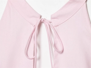 Détail de la robe rose dos nu avec lacets délicats et texture en coton doux au toucher