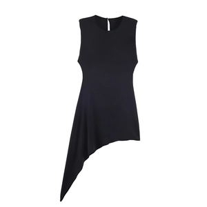 Robe noire chic sans manches pour femme avec coupe ajustée et ourlet asymétrique prononcé