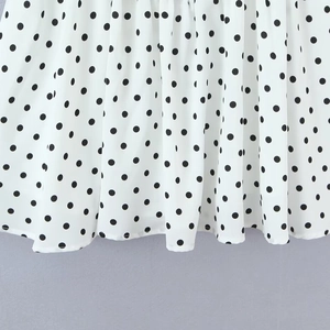 Elegantes weißes französisches Polka-Dot-Kleid mit Faltenstruktur und weichem Fall