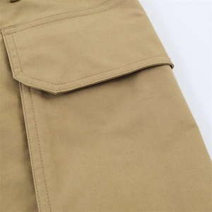 Gros plan sur une jupe cargo kaki avec toile résistante et détails de poche à rabat utile