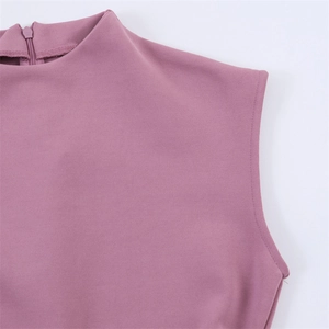 Détail du col montant et de la fermeture éclair invisible sur robe rose poudré