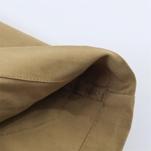 Gros plan sur la jupe courte kaki montrant la texture durable et les doubles coutures nettes