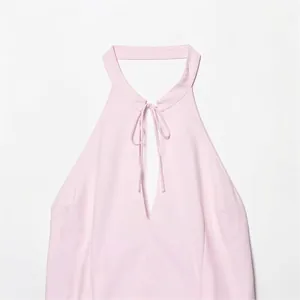 Robe dos nu rose clair chic avec décolleté en V profond et détail de nœud élégant
