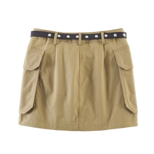 Mini-jupe cargo kaki pour femmes avec ceinture cloutée et grandes poches latérales