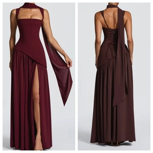 Detail von weinrotem Abendkleid mit Neckholder-Schleife und überkreuztem Schnürrücken