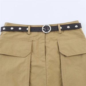 Mini-jupe cargo kaki pour femme avec grandes poches et ceinture à rivets argentés