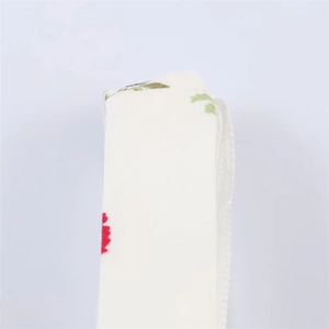 Détail macro de la texture à imprimé fleuri et du tissage d'une robe d'été