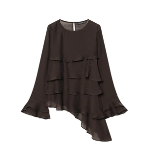 Haut en mousseline marron foncé avec volants superposés et ourlet asymétrique moderne