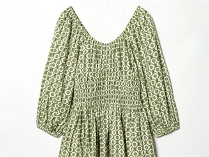 Detail der gesmokten Taille bei diesem Damenkleid mit grünem Vintage-Blumenmuster