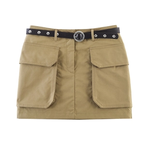 Mini-jupe utilitaire kaki pour femmes avec poches cargo et ceinture en cuir cloutée