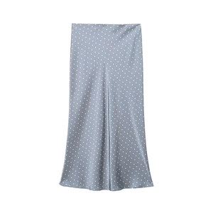 Dettaglio della gonna in raso azzurro a pois bianchi con elegante trama fluida