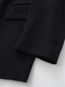 Detailansicht der präzisen Nähte an Ärmel und Taschenklappe des schwarzen Blazers