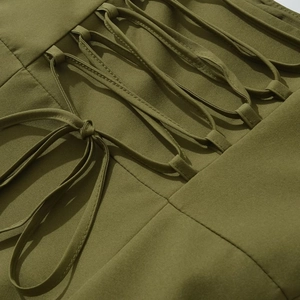 Olivgrünes Maxikleid mit Schnürung am Rücken und hochwertiger matter Baumwolltextur