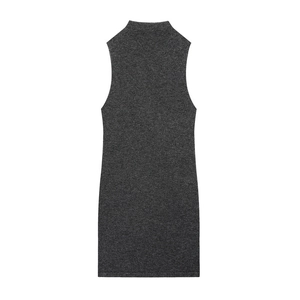 Détail de la mini-robe en tricot gris foncé sans manches avec un col montant chic