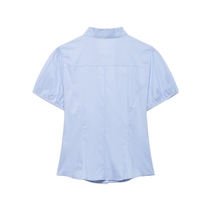 Vista posteriore della camicia azzurra a maniche corte in popeline con cuciture in vita