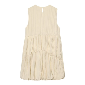 Vue arrière d'une robe plissée sans manches crème avec bouton au dos et ourlet volanté
