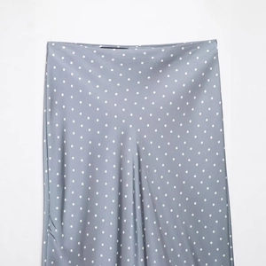 Elegante gonna midi in raso grigio a pois bianchi con silhouette a vita alta