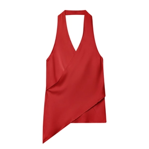 Détail du haut licou en satin rouge avec décolleté en V croisé et ourlet irrégulier élégant