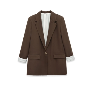 Dunkelbrauner Damen-Blazer mit goldenem Knopf und gestreiftem Futter an den Ärmeln