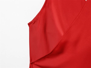 Détail du haut dos nu rouge avec col en V croisé et texture de tissu tissé lisse
