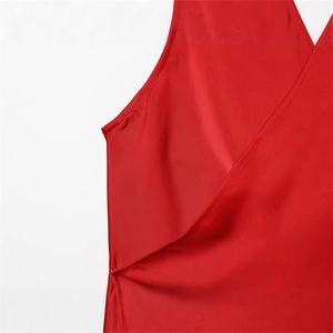 Détail du haut cache-cœur rouge montrant la texture du tissu et les coutures précises