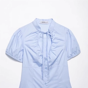 Camicia da donna in popeline azzurro a maniche corte con fiocco e dettagli pieghettati