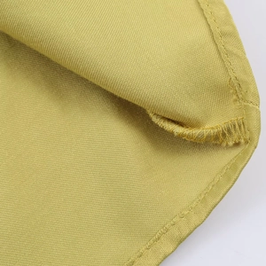 Détail de la couture surjetée professionnelle et points de qualité sur chemise en satin