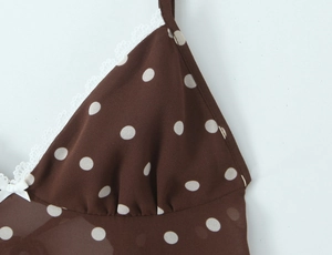 Détail du haut marron à pois avec bordure en dentelle blanche et petit nœud en satin