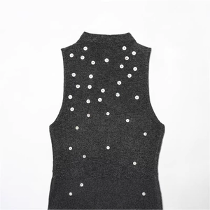 Robe courte en tricot gris foncé sans manches avec boutons blancs et col montant