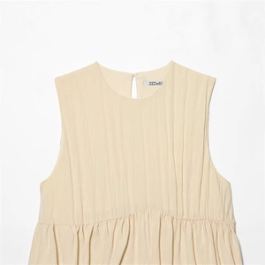 Robe ballon sans manches crème élégante avec taille haute plissée et tissu texturé