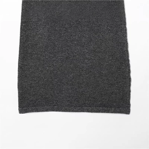 Gros plan sur une robe courte en tricot gris foncé avec détails de boutons