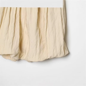 Robe ballon beige chic avec texture détaillée en mousseline plissée verticale de qualité