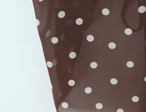 Détail du tissu mousseline marron à pois blancs pour vêtements d'été rétro chic