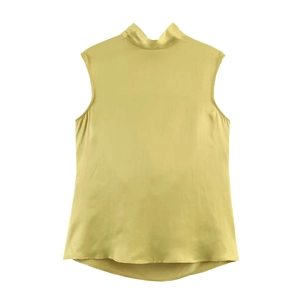Détail d'un chemisier sans manches en satin jaune avec col montant et texture soyeuse