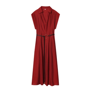 Détail de la robe rouge foncé à col en V avec une ceinture noire et boucle métallique