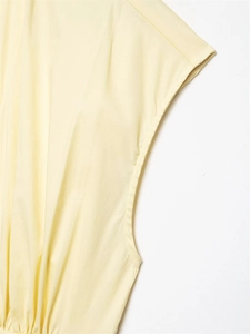 Détail de la robe en popeline jaune clair montrant les coutures et l'emmanchure sans manches