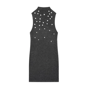 Robe sans manches en maille gris foncé avec col montant et boutons blancs